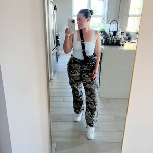 Abercrombie & Fitch Wonen’s Camo Cargo Pants - Olive/Green/Brown